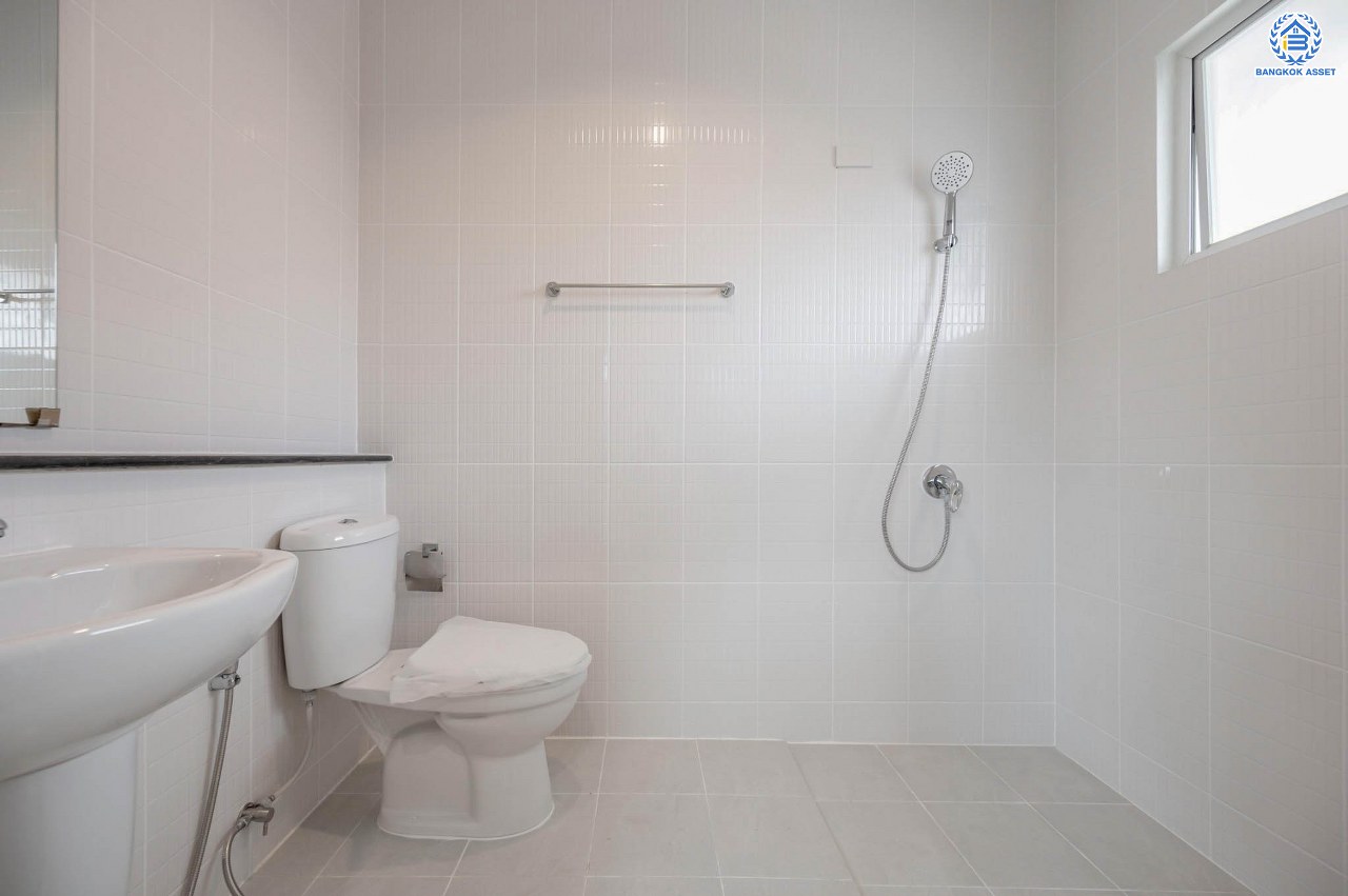 บ้านมือสองตกแต่งใหม่ โครงการ เพอร์เฟคพาร์ค วัดพระนอน จากแบรนด์ Property Perfect เนื้อที่ 56.3 ตร.ว. ฟังก์ชันจัดเต็ม 3 ห้องนอน 3 ห้องน้ำ 2 ที่จอดรถ พร้อม Facilities ครบครัน บนทำเลเชื่อมต่อถนนกาญจนาฯ ใกล้ทางด่วน ศรีรัช-วงแหวนฯ เซ็นทรัลเวสต์เกต และรถไฟฟ้าสายสีม่วง "สถานีตลาดบางใหญ่"